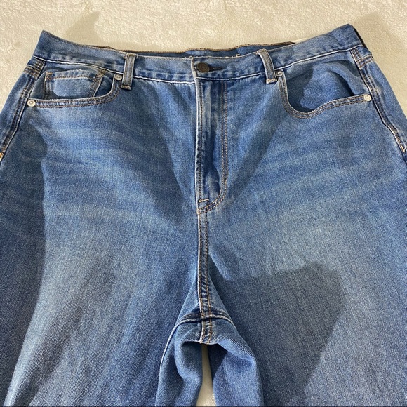 AMERICAN EAGLE Medium Wash Distressed Mom Jeans New - Picture 2 of 9